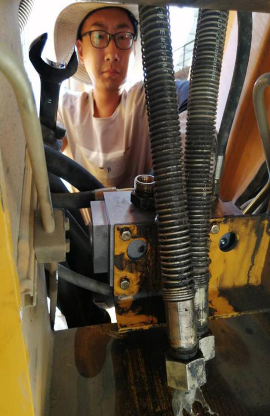 徐重服务人员马师傅奔赴南阳为客户进行维修 徐重服务人员马师傅奔赴南阳为客户进行维修