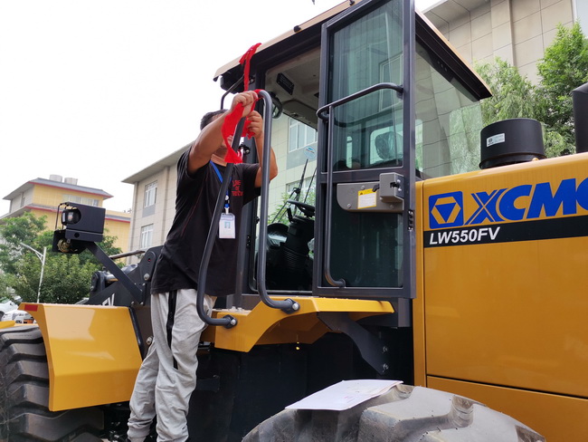 河南路友MK网装载机销售董经理正在绑红花