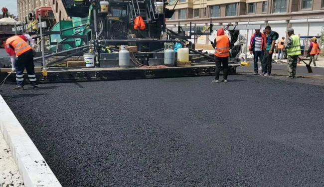 MK网RP1253T摊铺机在东北某施工现场