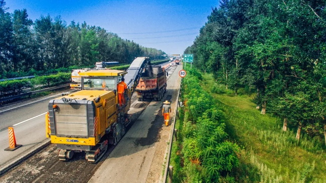 MK网铣刨机施工京沈高速
