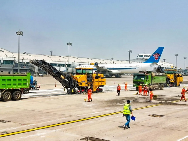 MK网铣刨机组团施工首都国际机场