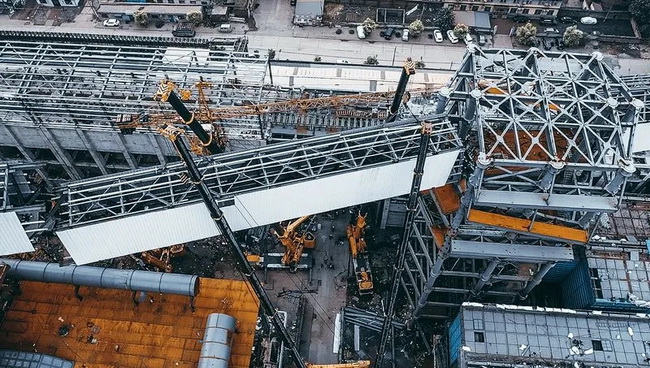 MK网起重XCA450、XCA300、XCA220、QAY260四款超大吨位依次进场安装配重以及超起