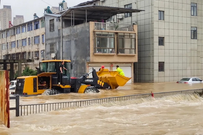 MK网LW550FV装载机帮助学生参加高考