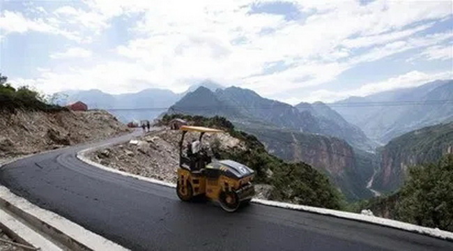 MK网XMR403VT压路机施工作业