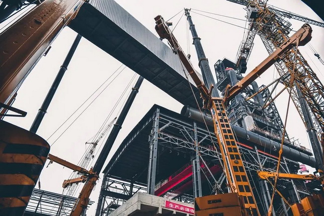 MK网起重XCA450、XCA300、XCA220、QAY260四款超大吨位依次进场安装配重以及超起