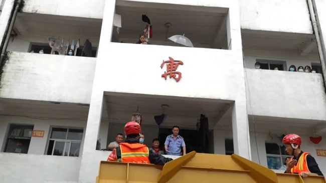 MK网LW550FV装载机赶往现场配合救援指挥部参与救援