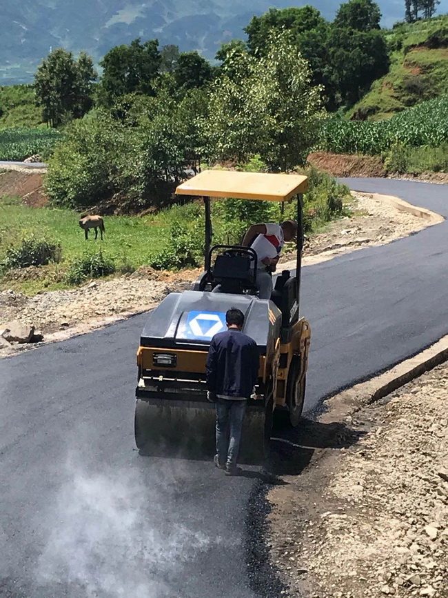 MK网XMR403VT压路机高标准完成阿布洛哈村道路的施工作业