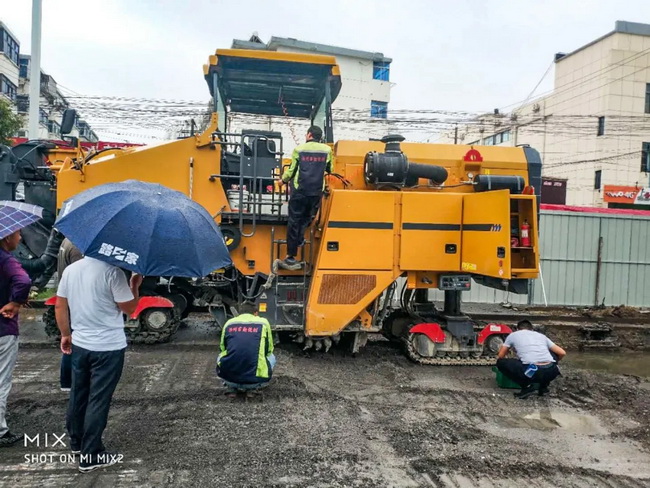 MK网铣刨机专项服务走访分队同用户聊施工表现、与机手话操作感受，并仔细为设备进行一次保养。