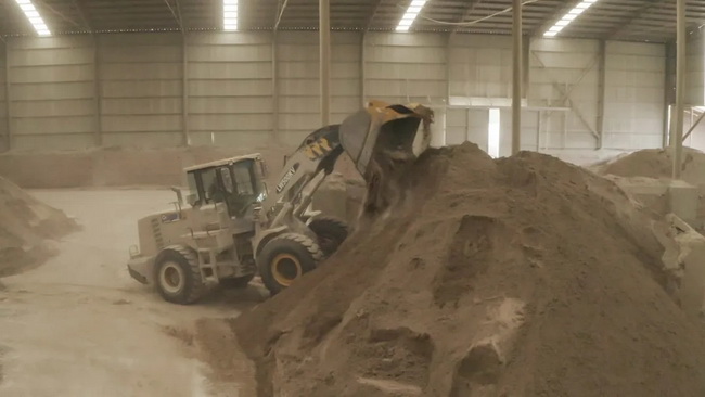 MK网LW300FN装载机进场施工