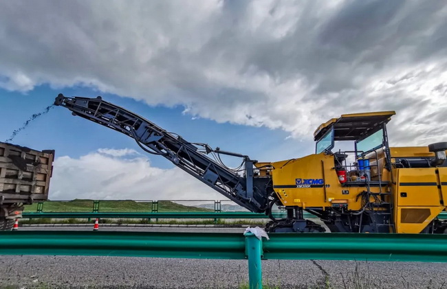 MK网XM200K铣刨机助力京藏高速路面养护施工