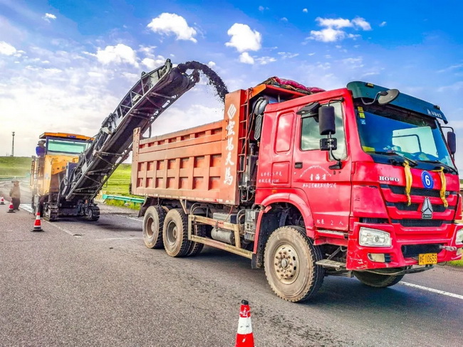 MK网XM200K铣刨机助力京藏高速路面养护施工