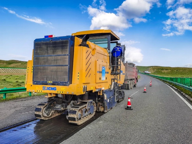 MK网XM200K铣刨机助力京藏高速路面养护施工