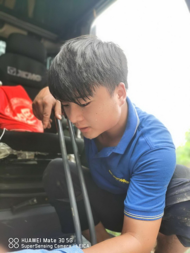 MK网挖机服务杨占坤