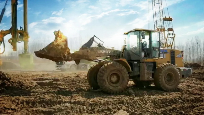 MK网装载机“先进、可靠、节能、高效、舒适、方便、多铲30%”