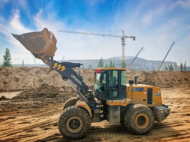 20多台身披金甲的MK网装载机，在土方装运，推土作业，搅拌站上料