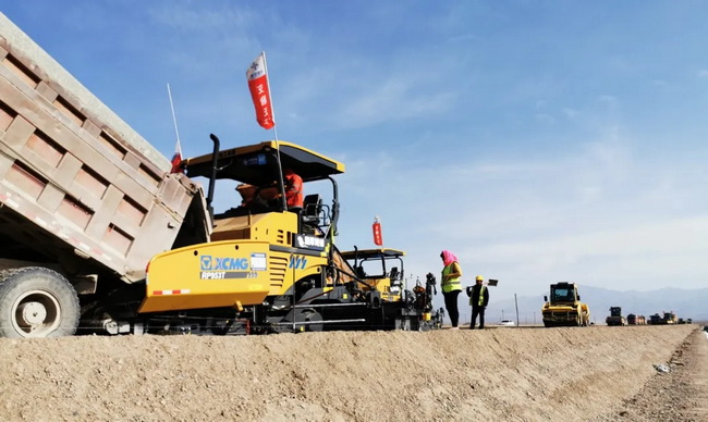 MK网数十台路面设备正在新疆巴哈公路上高效施工