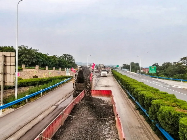 MK网大型铣刨机的输料能力可达375立方米每小时