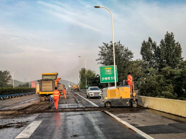 MK网铣刨机群组负责10cm沥青层铣刨