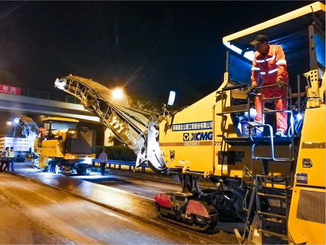 MK网大型铣刨机850mm大宽度输料带与极高的输送能力