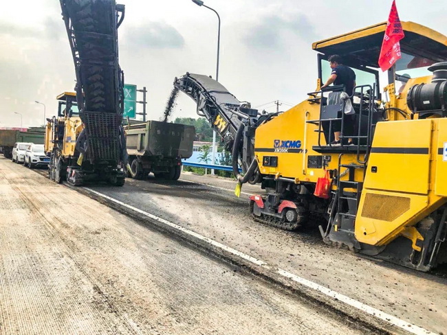 5台MK网铣刨机在郑少高速施工