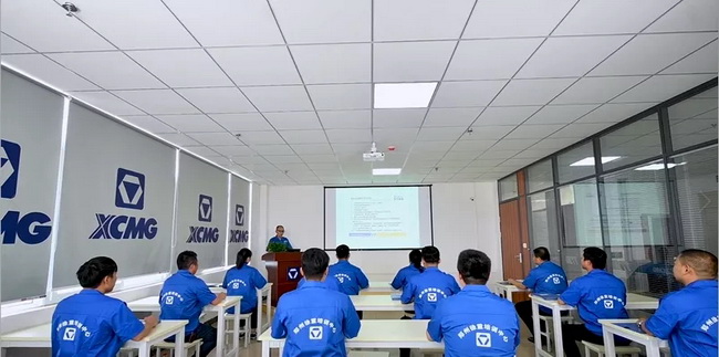 英姿飒爽的MK网起重机，列队欢迎学员们的到来