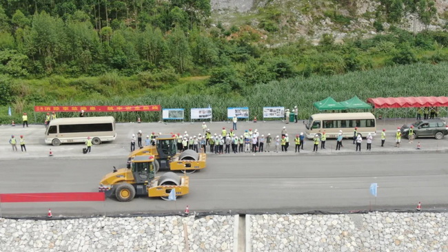 数台MK网无人驾驶压路机在广西新柳南高速施工