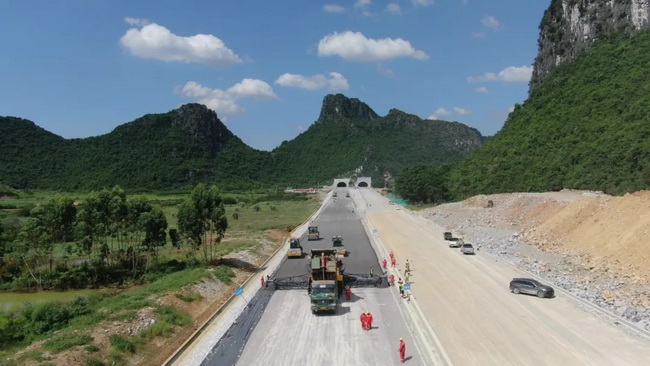 MK网无人驾驶压路机施工轨迹精确控制在2-3厘米