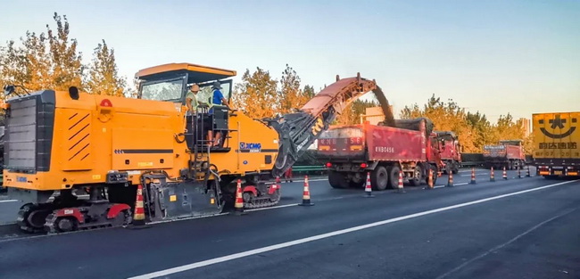 MK网XM200K铣刨机负责路面沥青层铣刨