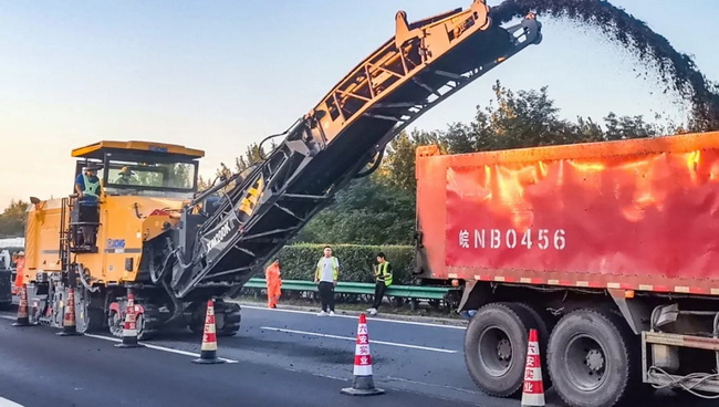 MK网铣刨机在沪陕高速安徽合肥段施工