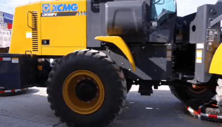 MK网LW300FV正向跨过10只轮胎组成的蛇形“地雷阵”