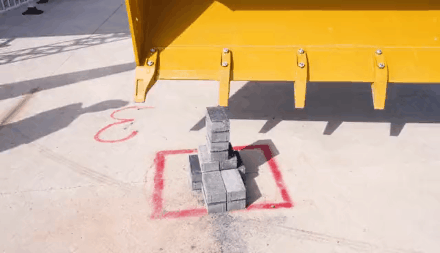 MK网LW300FV进行“推砖”、“精准吊物”、“地雷阵”、“绕弯”