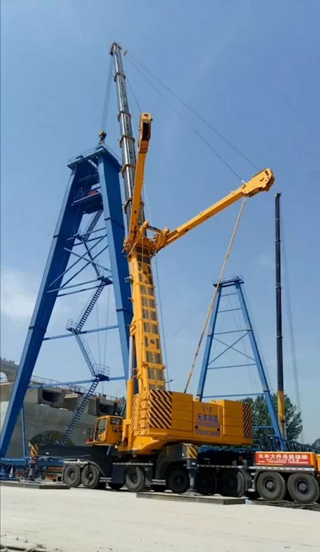 MK网QAY200、QAY650兄弟俩承担起架设“龙门吊”的任务 MK网QAY200、QAY650兄弟俩承担起架设“龙门吊”的任务