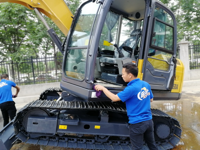 MK网挖机服务人员清洗设备