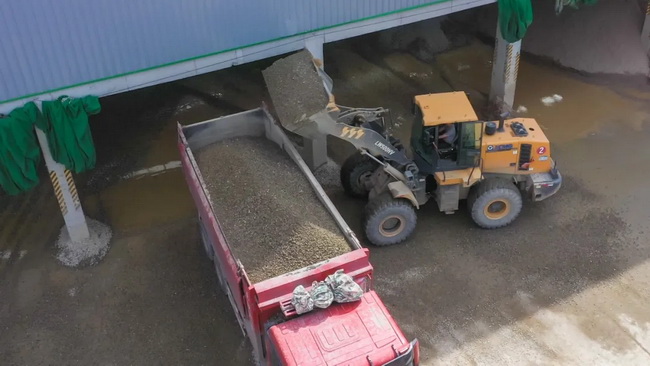 MK网LW500KV装载机轻松应对各种转运、装卸工作