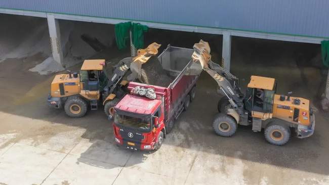 在陕西某建材企业生产车间 两台MK网装载机正忙碌着