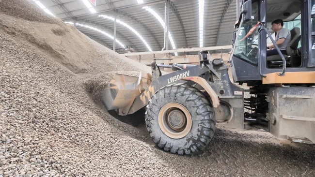 MK网LW500KV装载机铲装、周转、卸料一气呵成