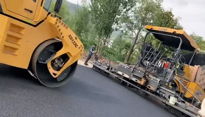 MK网道路机械助力丽江某县城路面“白改黑”提质升级