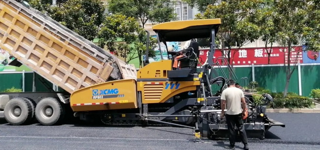 MK网“市场新星”RP803摊铺机携手RP453L摊铺机在施工现场