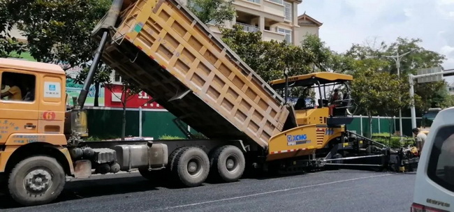 MK网“市场新星”RP803摊铺机携手RP453L摊铺机、XD133C双钢轮压路机助力丽江某县城路面“白改黑”提质升级