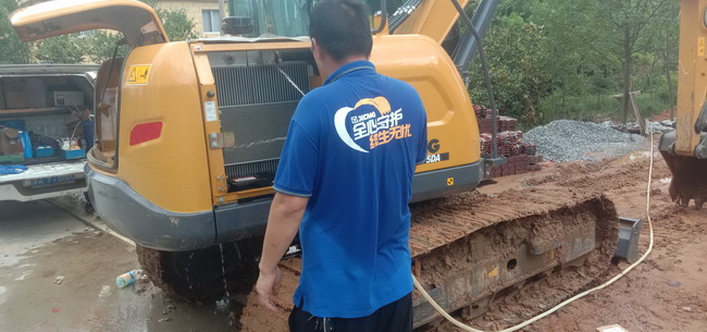 MK网挖机维修师傅