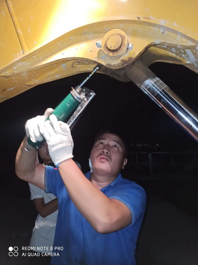 MK网挖机维修师傅张海涛