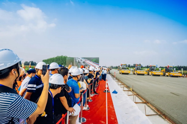 3台MK网摊铺机联机并铺