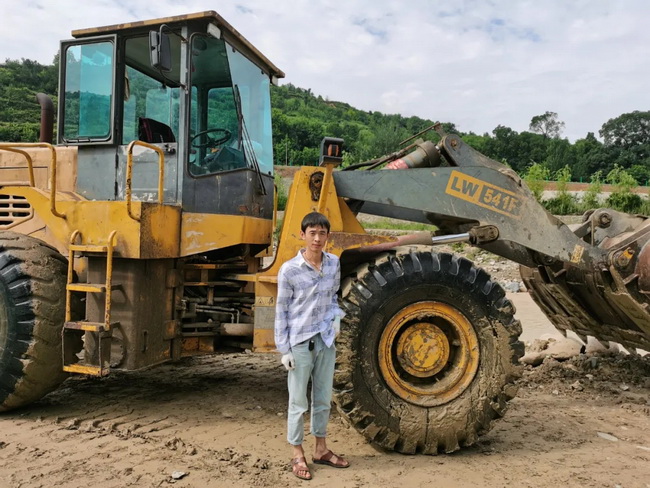 宋伟与MK网LW541F装载机彼此相伴15年