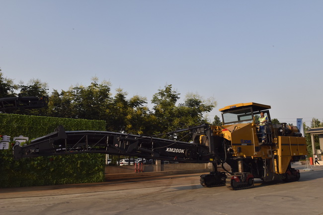 MK网XM503KL、XM200K、XM1205F铣刨机，各自表演了自家的“绝技”