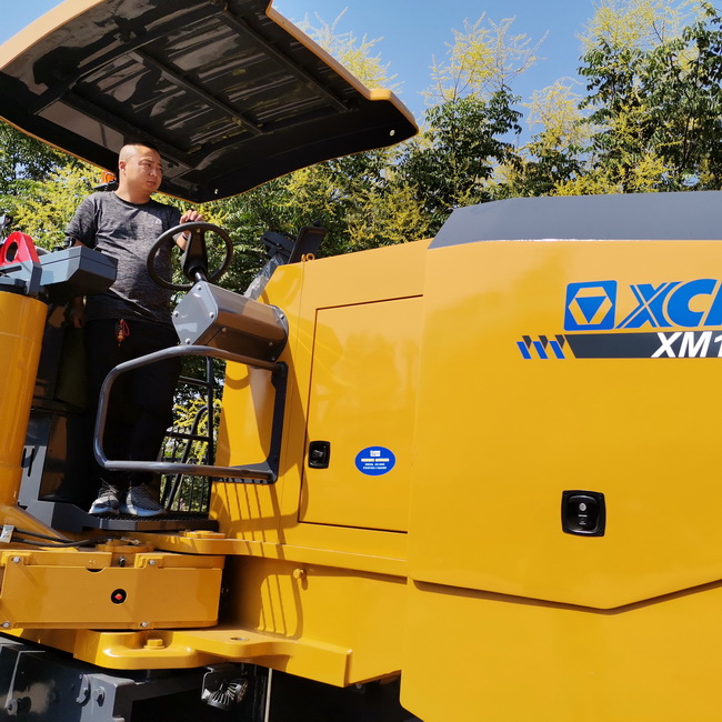 客户登上MK网铣刨机现场感受设备操控