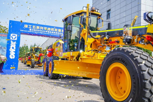 MK网GR2605平地机队列齐整鸣笛启动