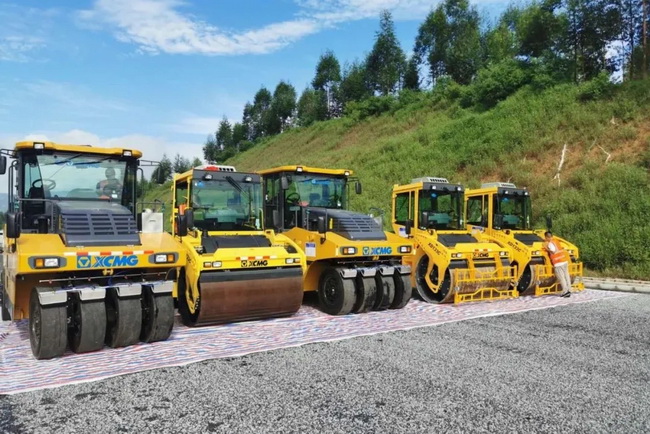 MK网RP1655超大摊铺机携手成套路面军团现身中开高速 MK网RP1655超大摊铺机携手成套路面军团现身中开高速