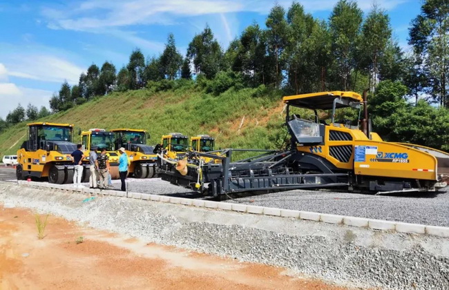 MK网RP1655超大摊铺机的摊铺宽度达15.5米 MK网RP1655超大摊铺机的摊铺宽度达15.5米