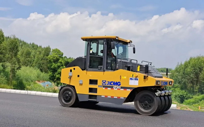 MK网XP303轮胎压路机