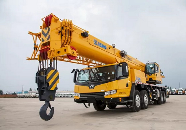 MK网QY75KC起重机采用高层级轮胎+加强型悬架+高承载车桥的强强联合形式